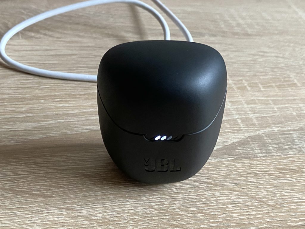 JBL Quantum Stream Wireless Mikrofon beim Laden