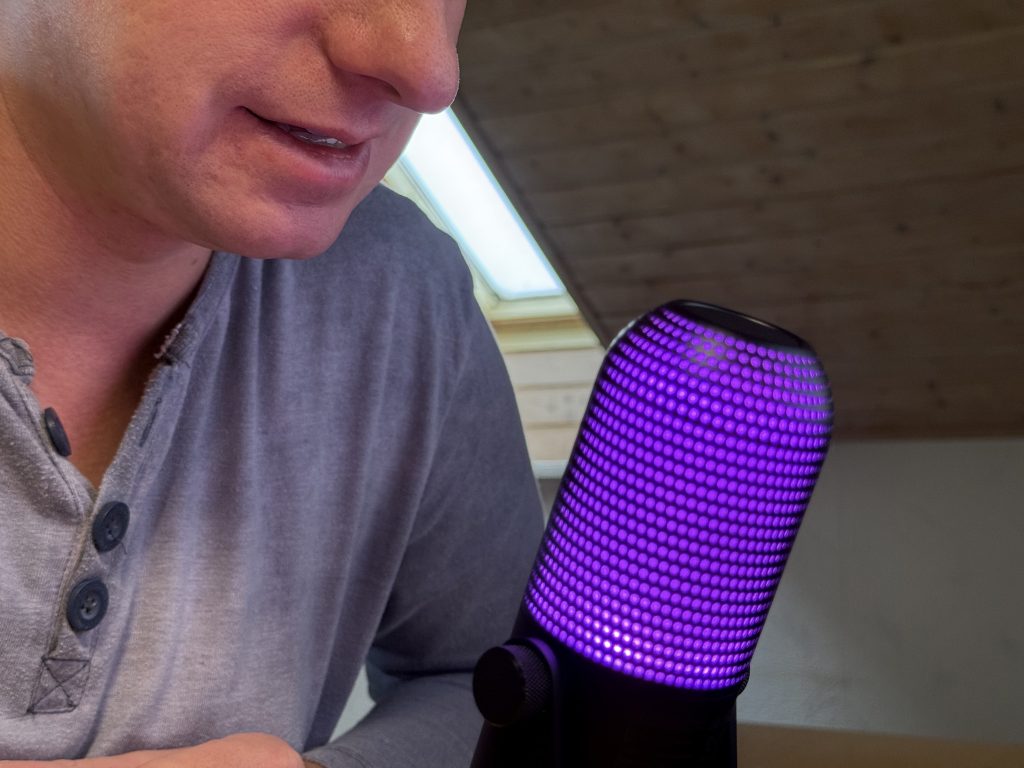 Razer Seiren V3 Chroma Mikrofon bei einer Aufnahme