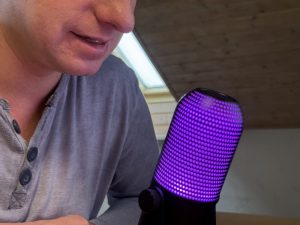 Razer Seiren V3 Chroma Mikrofon bei einer Aufnahme