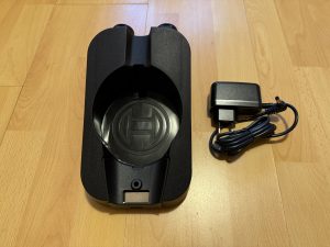 Bosch Unlimited 7 BSS711W Akku-Staubsauger Detail Wandhalterung und Netzgerät