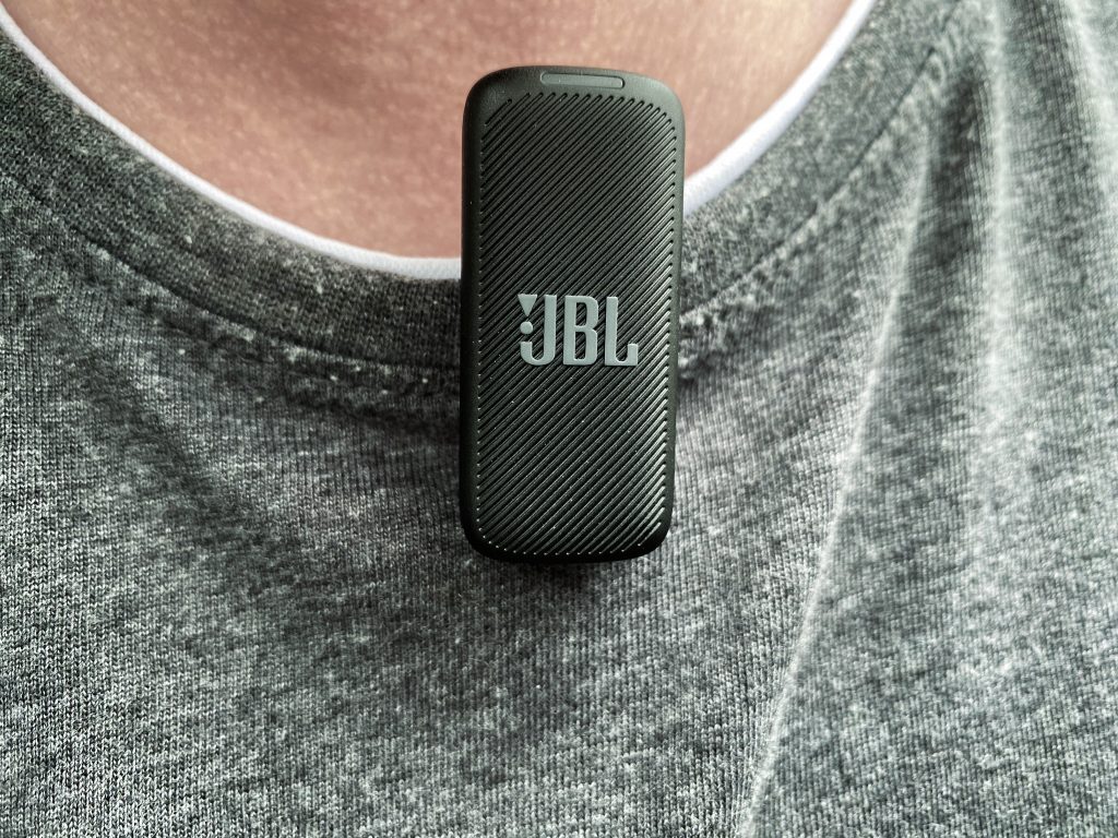 JBL Quantum Stream Wireless Mikrofon am Hemd