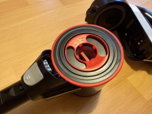 Bosch Unlimited 7 BSS711W Akku-Staubsauger Detail Staubbehälter 1