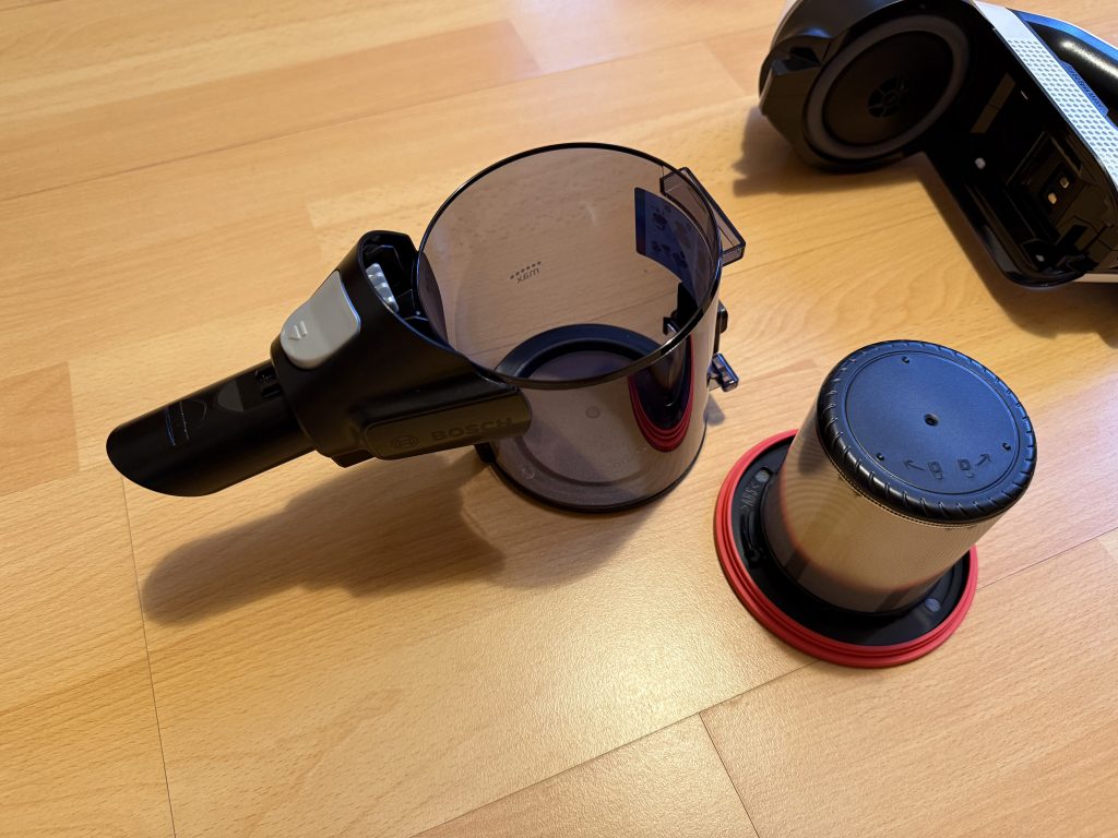 Bosch Unlimited 7 BSS711W Akku-Staubsauger Detail Staubbehälter 2