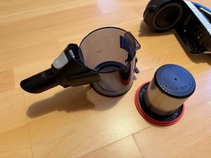 Bosch Unlimited 7 BSS711W Akku-Staubsauger Detail Staubbehälter 2