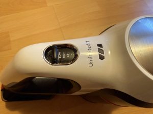 Bosch Unlimited 7 BSS711W Akku-Staubsauger Detail Schalter
