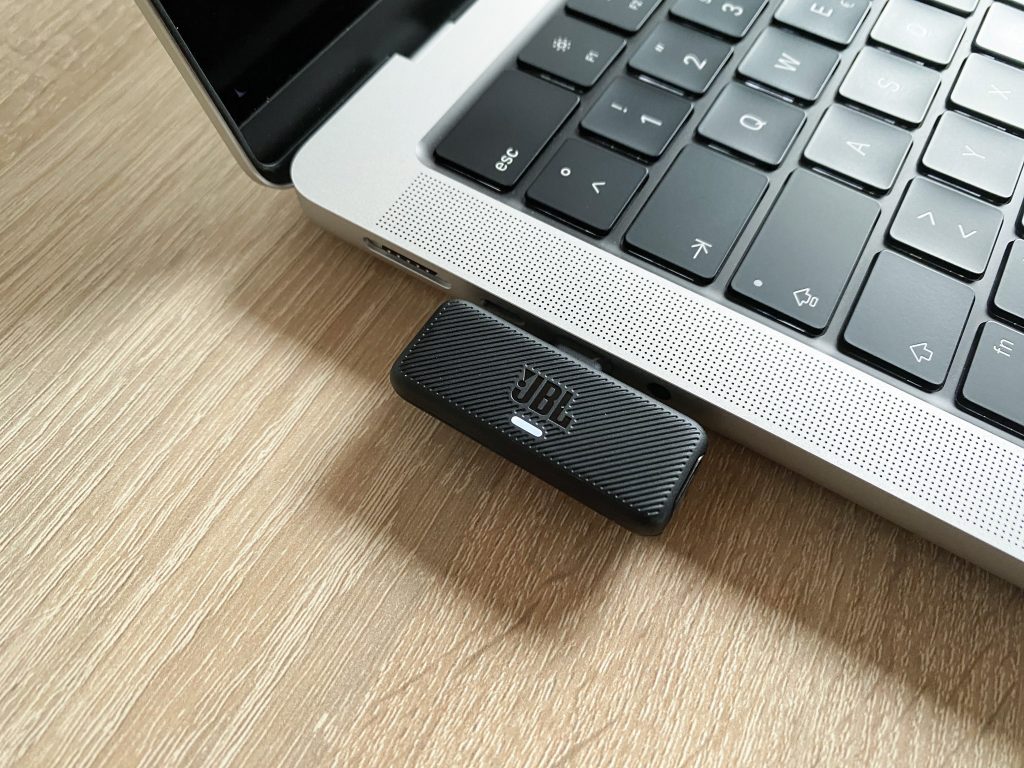 JBL Quantum Stream Wireless Mikrofon Detail Empfänger am Laptop