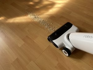 Roborock Flexi Pro Akku-Staubsauger beim Aufsaugen