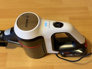 Bosch Unlimited 7 BSS711W Akku-Staubsauger beim Akkuladen