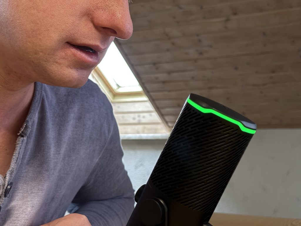 JBL Quantum Stream Studio Mikrofon bei einer Aufnahme