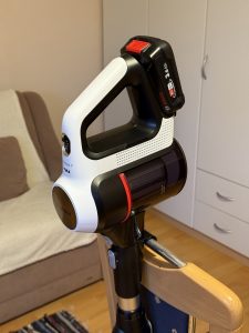 Bosch Unlimited 7 BSS711W Akku-Staubsauger anggehängt an einem Stuhl
