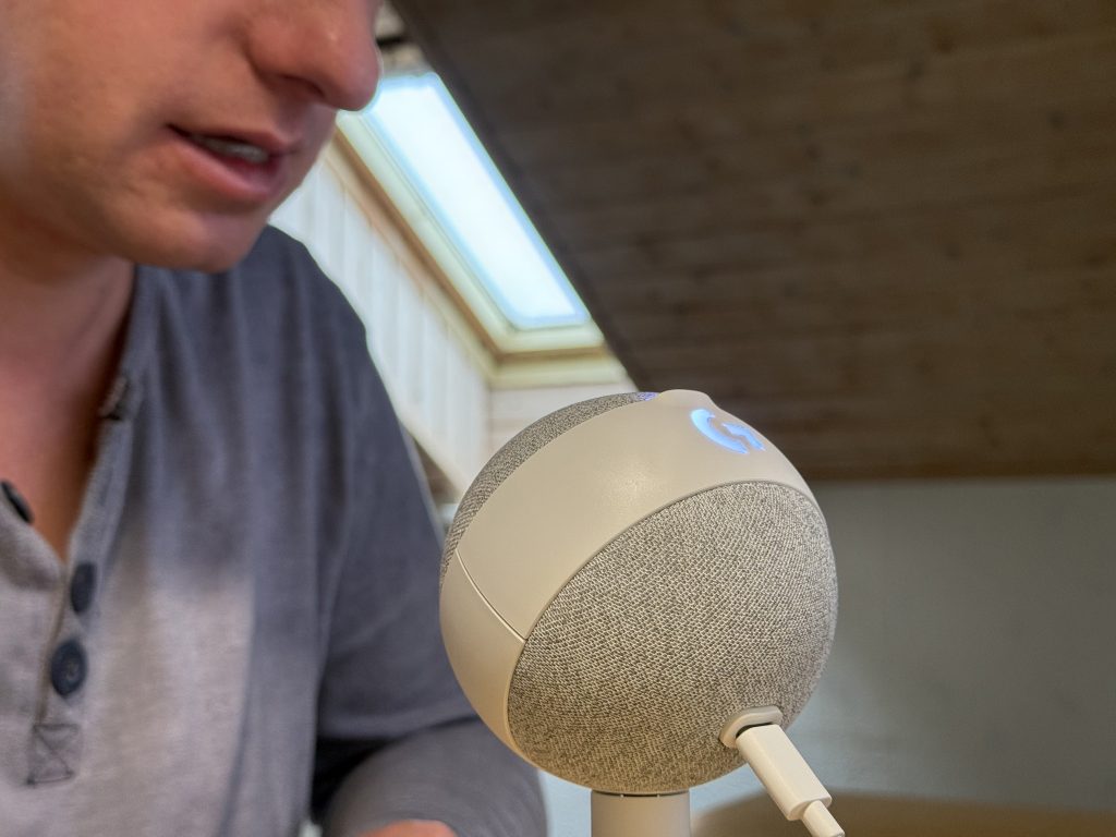 Logitech G Yeti Orb Mikrofon bei einer Aufnahme