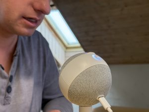 Logitech G Yeti Orb Mikrofon bei einer Aufnahme