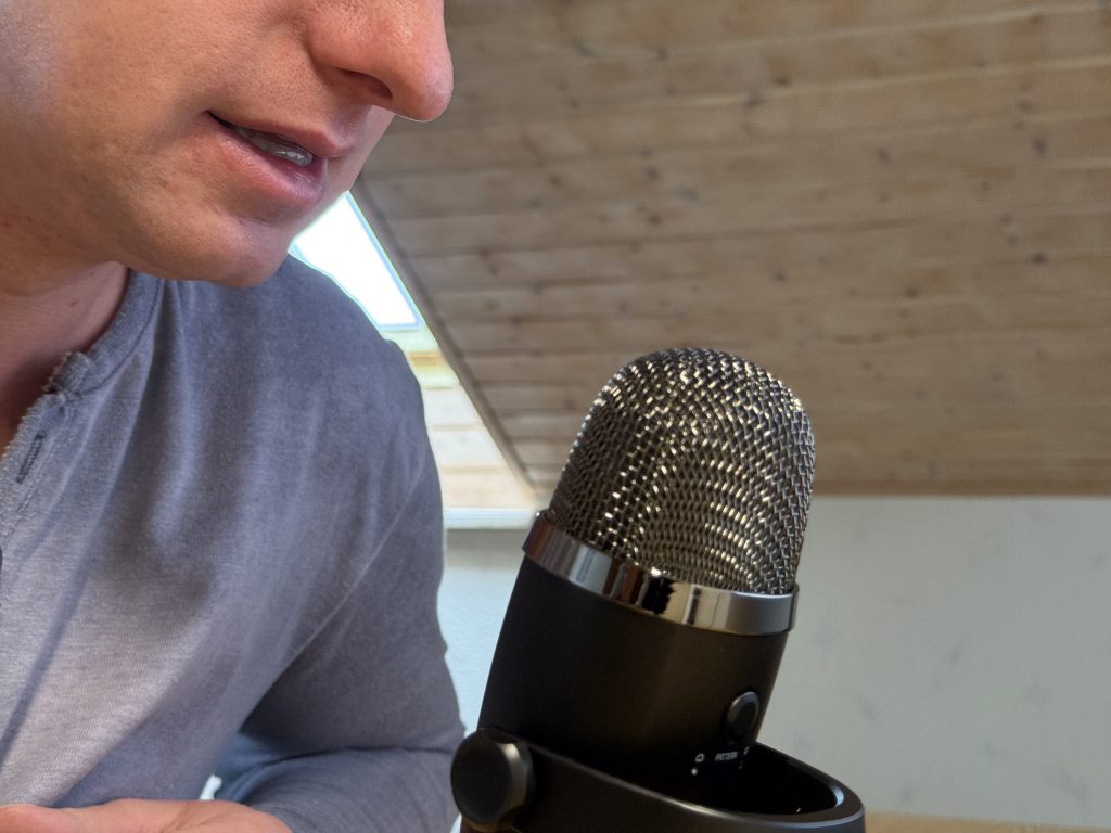 Logitech G Blue Yeti Nano Mikrofon bei einer Aufnahme