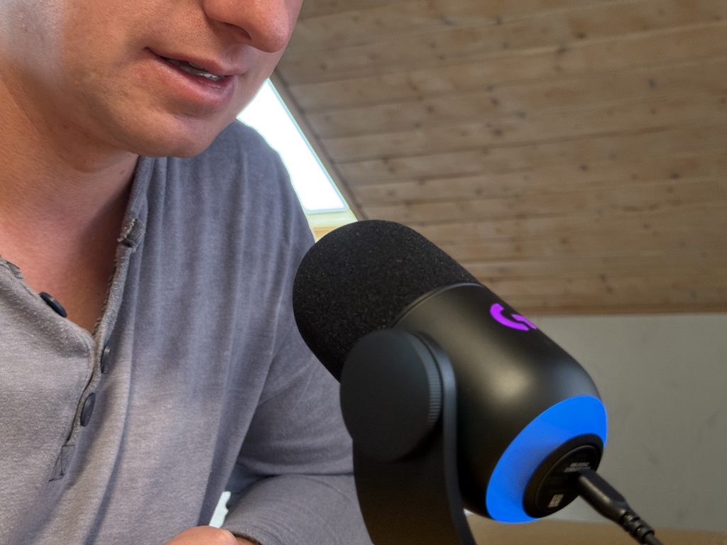 Logitech G Yeti GX Mikrofon bei einer Aufnahme
