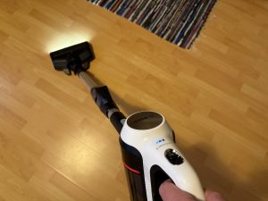 Bosch Unlimited 7 BSS711W Akku-Staubsauger beim Saugen