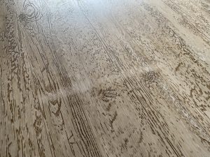 Roborock Flexi Pro Akku-Staubsauger Streifen auf Vinylboden