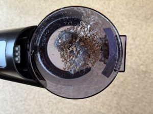 Bosch Unlimited 7 BSS711W Akku-Staubsauger Staubbehälter nach dem Saugen