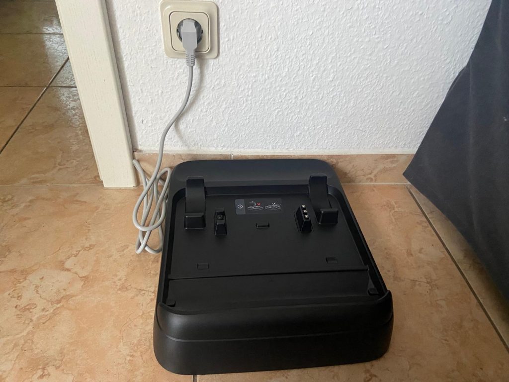 Angeschlossene Station des Roborock Flexi Pro Saugwischers