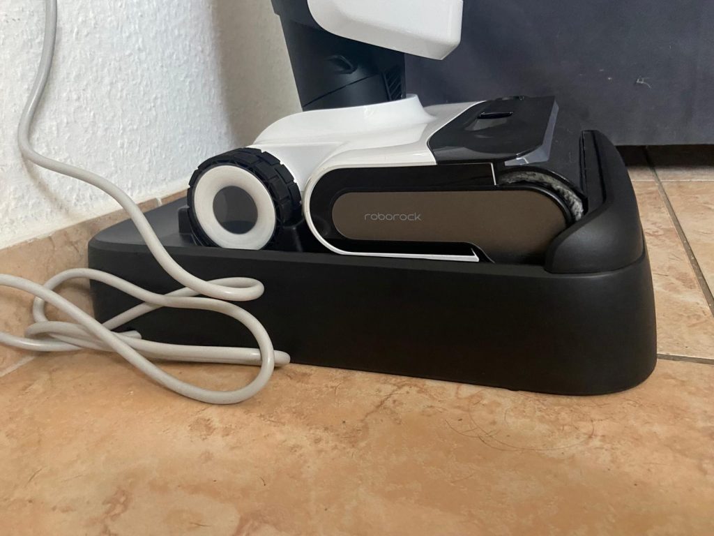 Angeschlossene Station des Roborock Flexi Pro Saugwischers von der Seite