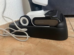 Angeschlossene Station des Roborock Flexi Pro Saugwischers von der Seite
