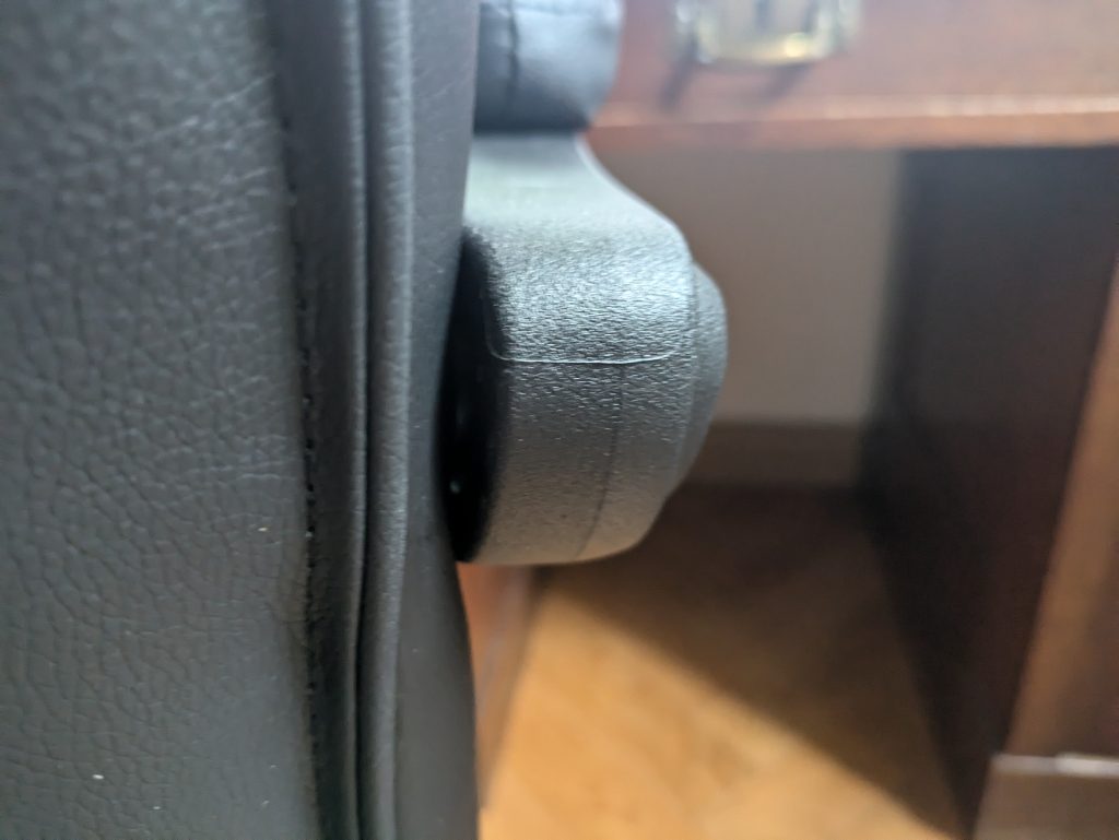 Armlehnen des SONGMICS OBG71B Bürostuhls von hinten