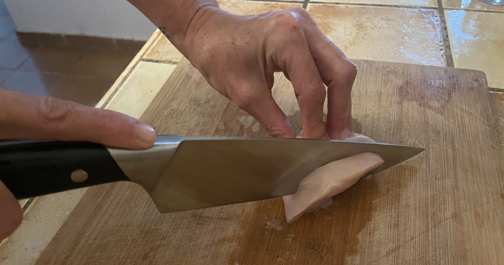 BÖKER Forge ‎03BO502 Küchenmesser beim Schneiden von Fleisch