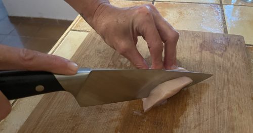 BÖKER Forge ‎03BO502 Küchenmesser beim Schneiden von Fleisch