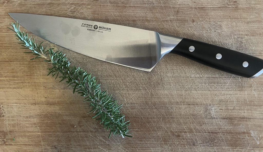 Böker Forge 03BO501 Küchenmesser Vorbereitung Kräutertest