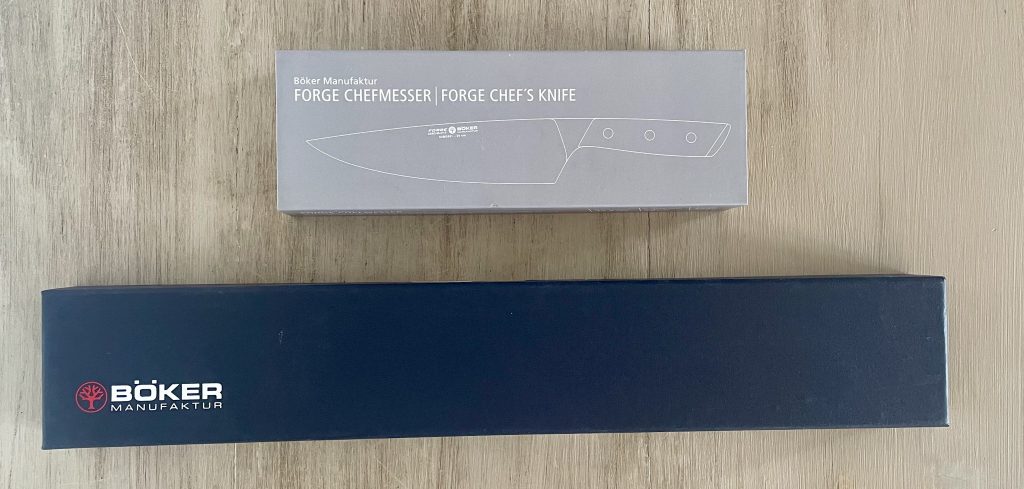 Böker Forge 03BO501 Küchenmesser beim Auspacken