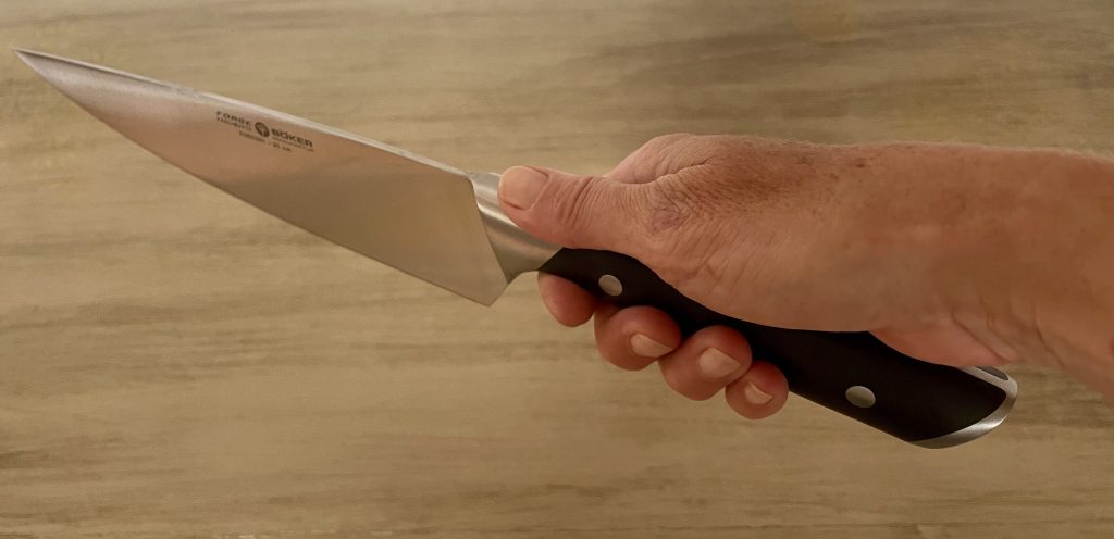 Böker Forge 03BO501 Küchenmesser in der Hand