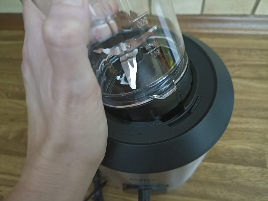 Braun Household PowerBlend 3 JB 3272 Standmixer, Behälter aufsetzen und einrasten
