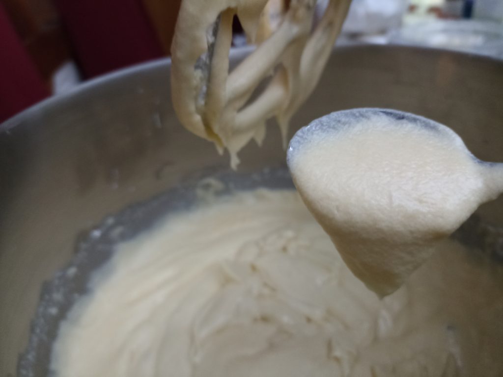 Clatronic KM 3711 Küchenmaschine, mit Flachrührer angerührter Rührteig