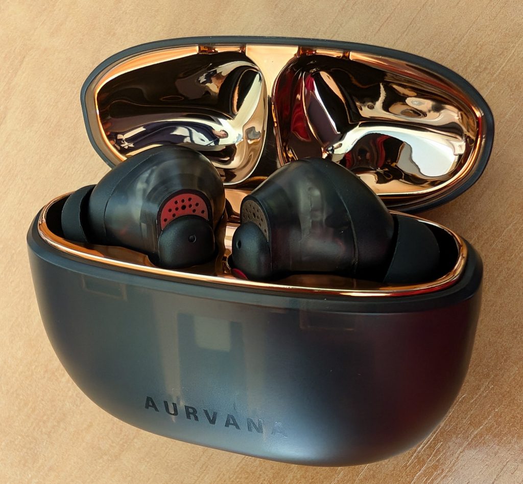 Creative Aurvana Ace 2 In-Ear-Kopfhörer geöffnete Ladebox