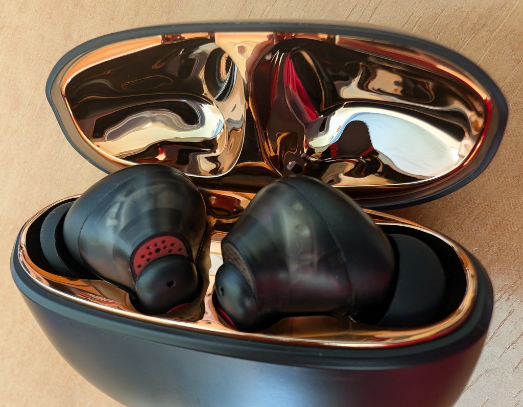 Creative Aurvana Ace 2 In-Ear-Kopfhörer geöffnete Ladebox (2)