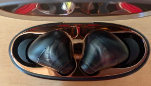 Creative Aurvana Ace 2 In-Ear-Kopfhörer in der Ladebox von oben