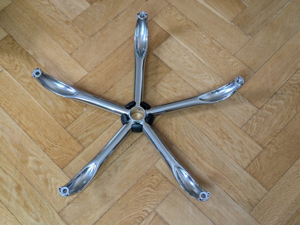 Drehkreuz des SONGMICS OBG71B Bürostuhls von unten