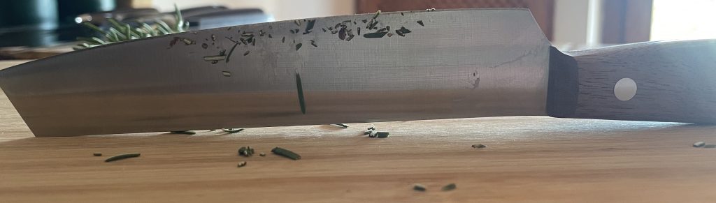 FELIX SOLINGEN MIU Küchenmesser Klingenrückseite schließt nicht mit dem Brett ab