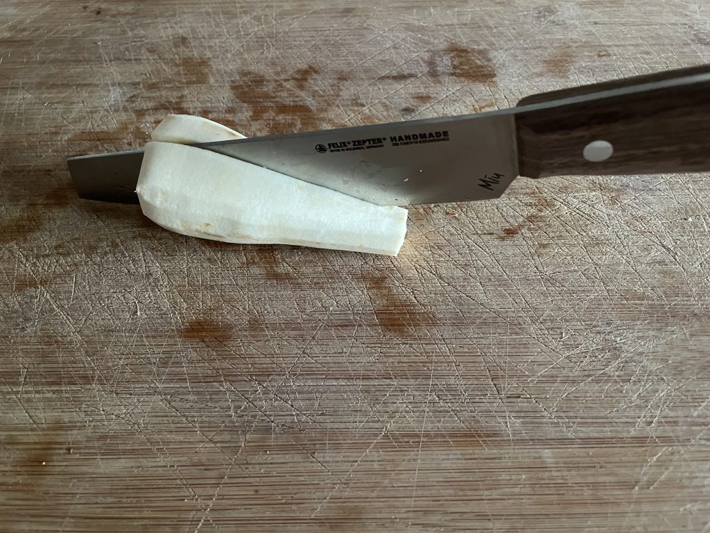FELIX SOLINGEN MIU Küchenmesser beim Durchschneiden einer Pastinake