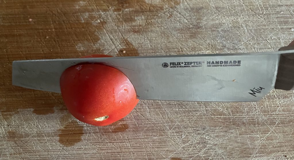 FELIX SOLINGEN MIU Küchenmesser beim Durchschneiden einer Tomate