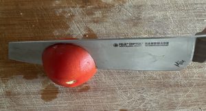 FELIX SOLINGEN MIU Küchenmesser beim Durchschneiden einer Tomate