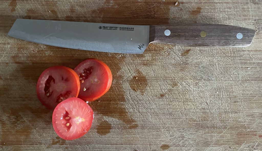 FELIX SOLINGEN MIU Küchenmesser geschnittene Tomaten