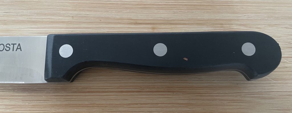 Fackelmann NIROSTA Mega 43395 Küchenmesser Nahaufnahme Griff