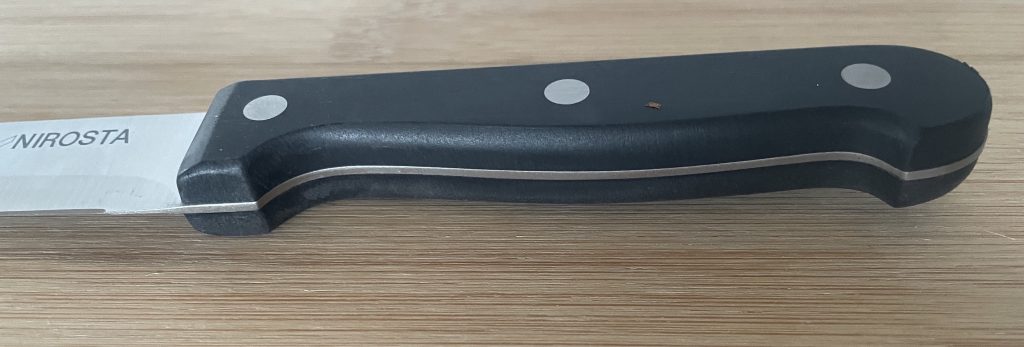 Fackelmann NIROSTA Mega 43395 Küchenmesser Nahaufnahme Griff von unten