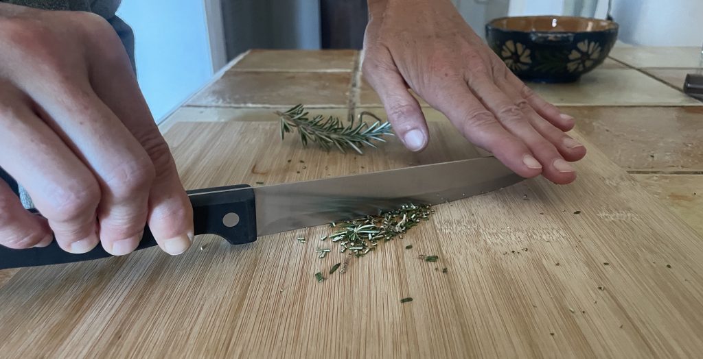 Fackelmann NIROSTA Mega 43395 Küchenmesser beim Wiegeschnitt