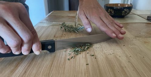 Fackelmann NIROSTA Mega 43395 Küchenmesser beim Wiegeschnitt