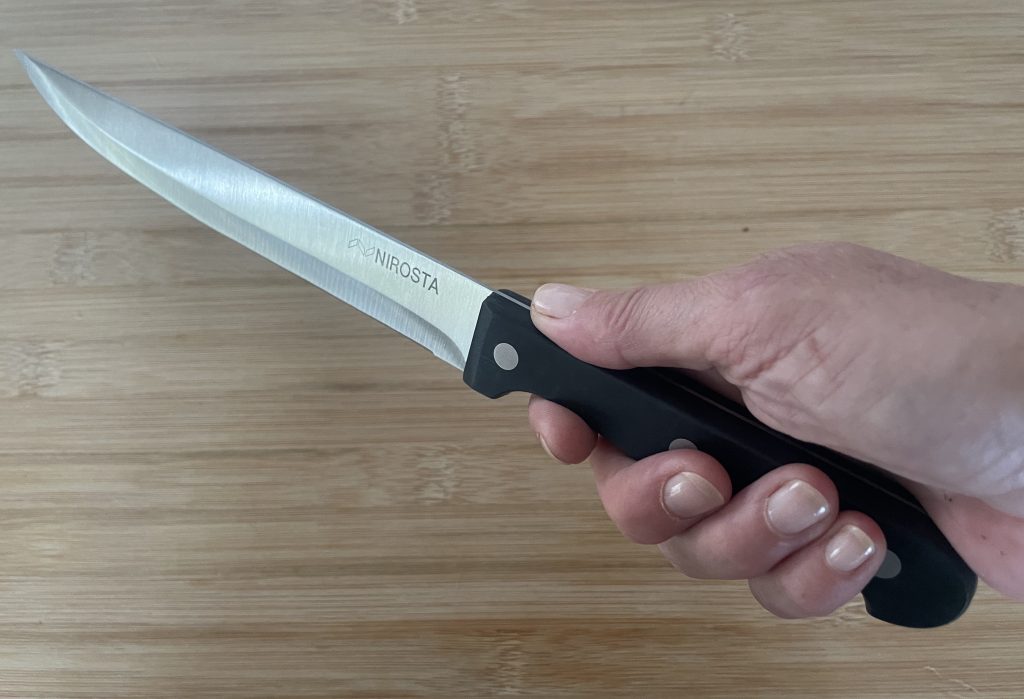 Fackelmann NIROSTA Mega 43395 Küchenmesser in der Hand