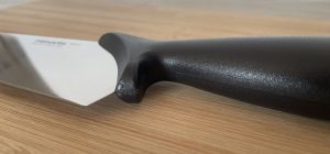 Fiskars Essential Küchenmesser Fingermulde