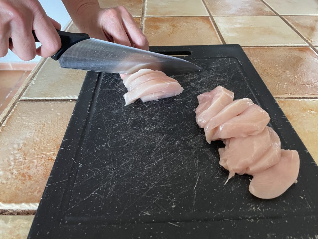 Fiskars Essential Küchenmesser Fleischtest