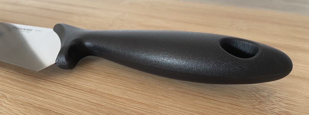 Fiskars Essential Küchenmesser Griff von unten