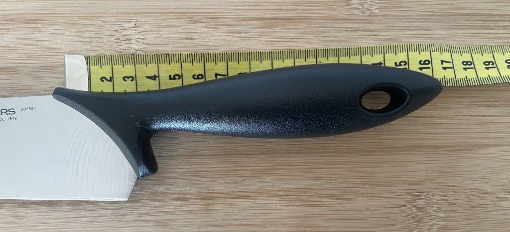 Fiskars Essential Küchenmesser Grifflänge oben
